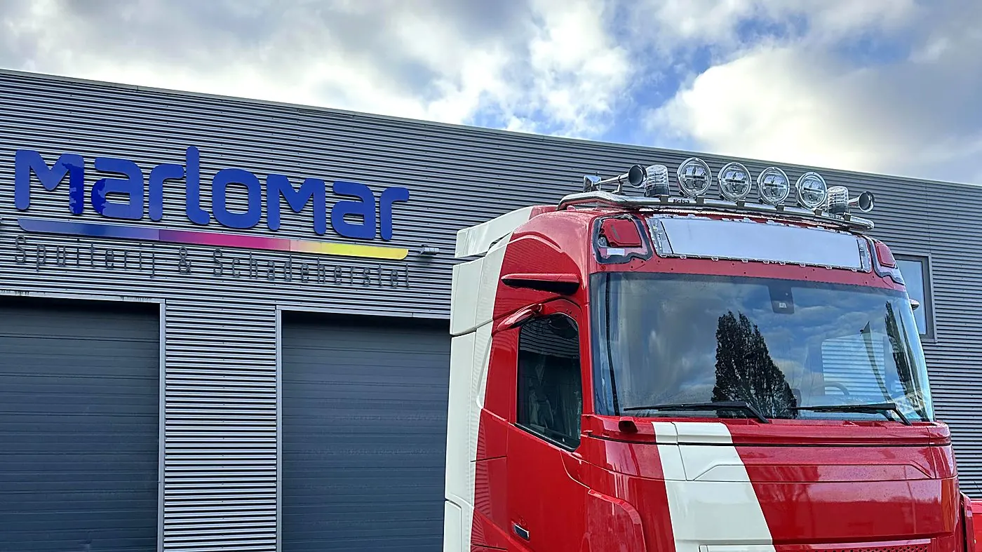 Bedrijfspand van Marlomar met truckcabine