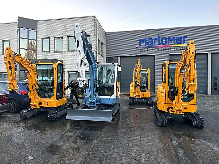 Mini-graafmachines overgespoten bij Marlomar