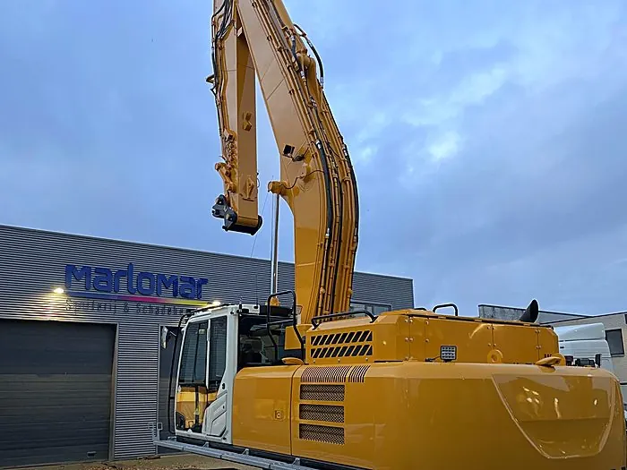 Gele graafmachine na behandeling