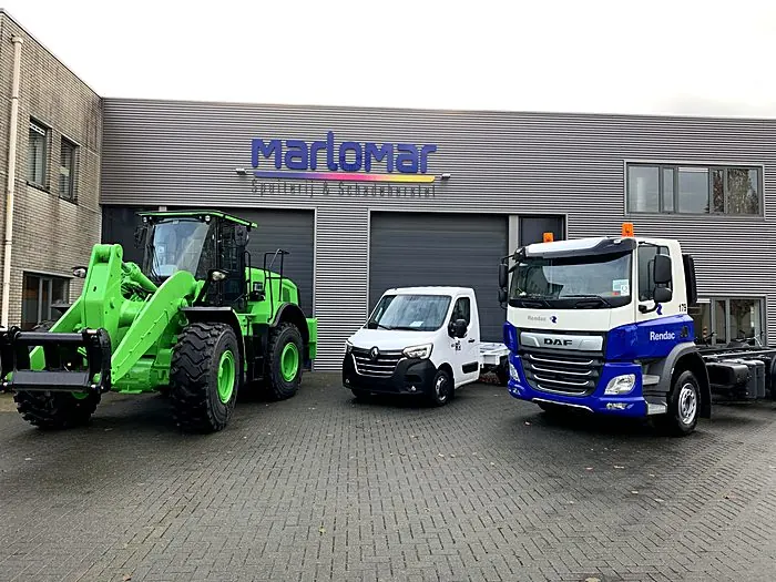 Verreiker en machines overgespoten