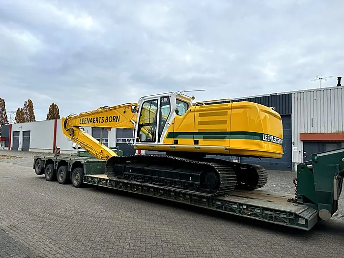 Graafmachine op dieplader na spuitwerk