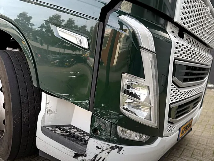 Aanrijdingsschade aan bedrijfsbus voor herstel