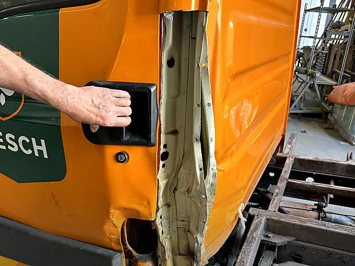 Voorschade aan truckcabine voor herstel
