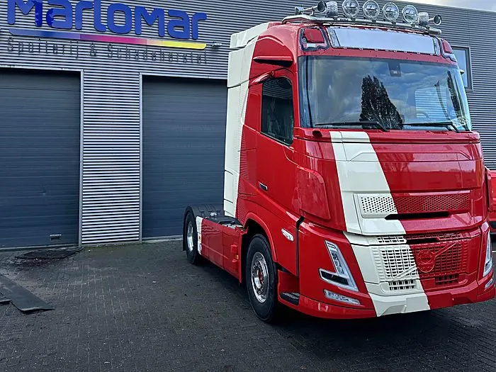 Volvo truckcabine in bedrijfskleuren
